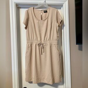 It has pockets! Super cute cream 32 degrees dress, size M
